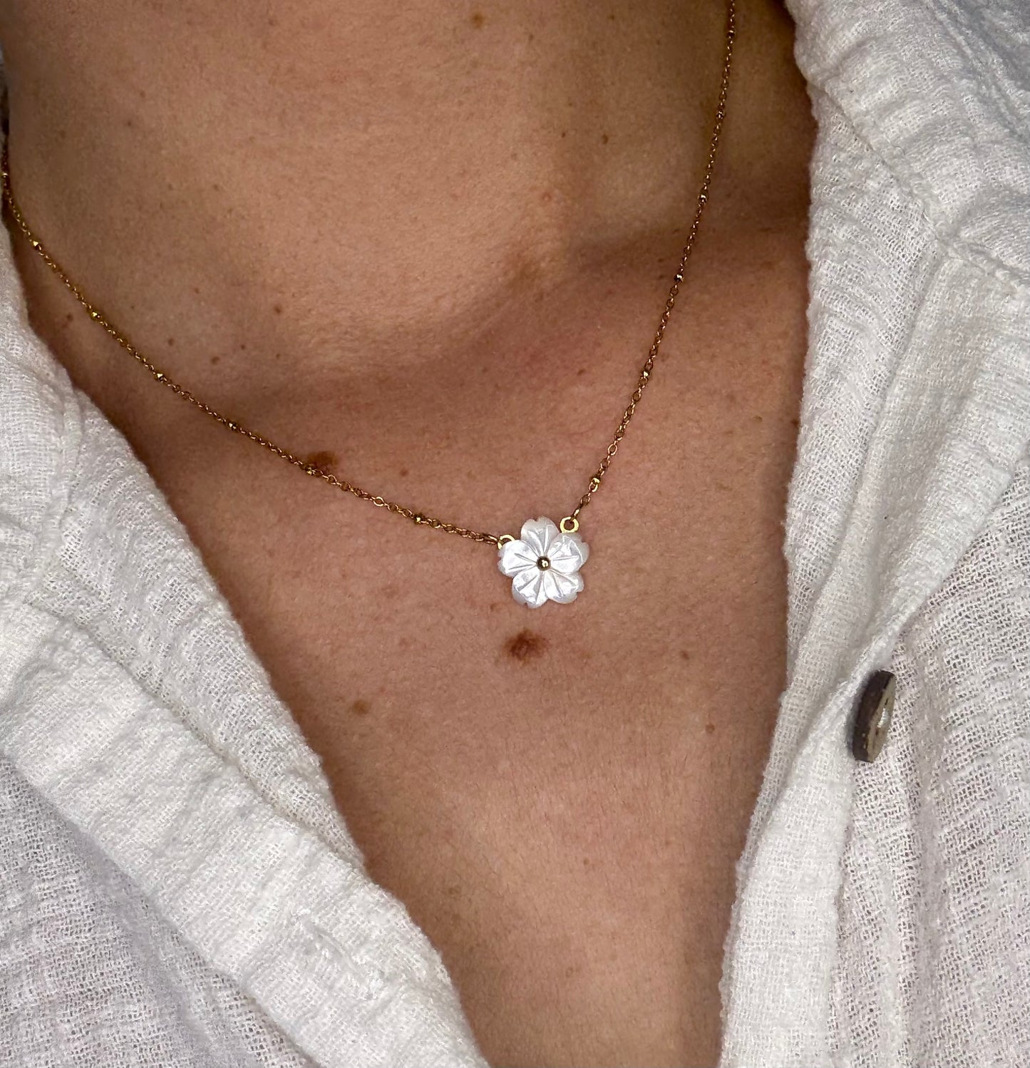 CADENA DE FLOR BLANCA